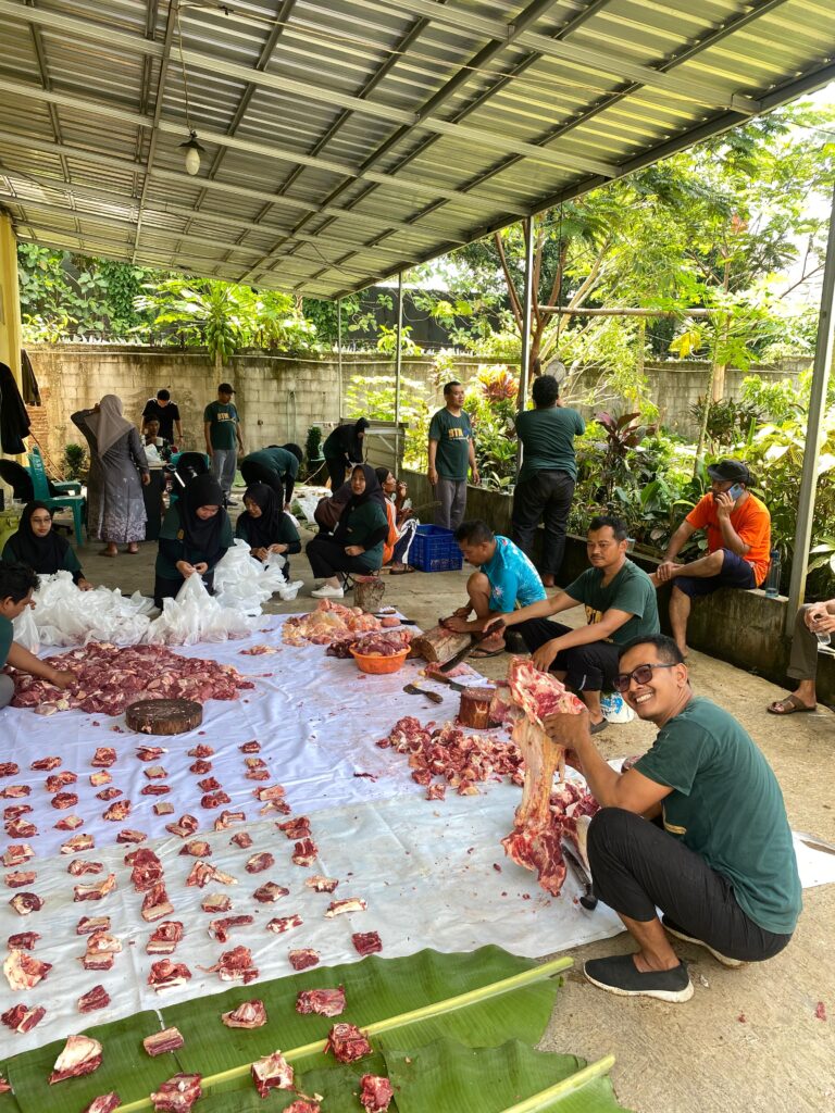 Semangat Berbagi di Hari Raya: BTM Perkasa Purbalingga Gelar Ibadah Qurban 1447H 226446 768x1024